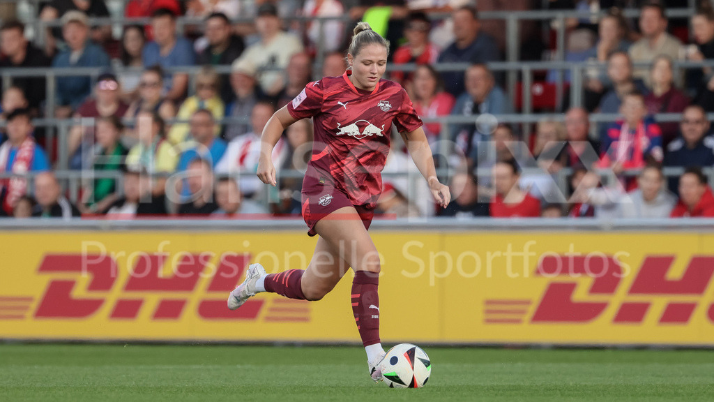 Fussball, Google Pixel Frauen-Bundesliga, RB Leipzig - SV Werder Bremen | v.li.: Marleen Schimmer (RB Leipzig, 14) am Ball, Freisteller, Einzelbild, Ganzkörper, Aktion, Action, Spielszene, DIE DFB-RICHTLINIEN UNTERSAGEN JEGLICHE NUTZUNG VON FOTOS ALS SEQUENZBILDER UND/ODER VIDEOÄHNLICHE FOTOSTRECKEN. DFB REGULATIONS PROHIBIT ANY USE OF PHOTOGRAPHS AS IMAGE SEQUENCES AND/OR QUASI-VIDEO.