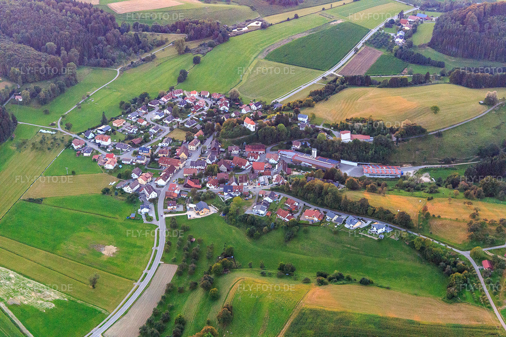 Luftbild: Ortsansicht von Südosten im Ortsteil Seelfingen in Stockach im Bundesland Baden-Württemberg in Deutschland. Foto: IMG_094061.jpg vom 26.08.2016 durch Werner Riehm/FLY-FOTO.de