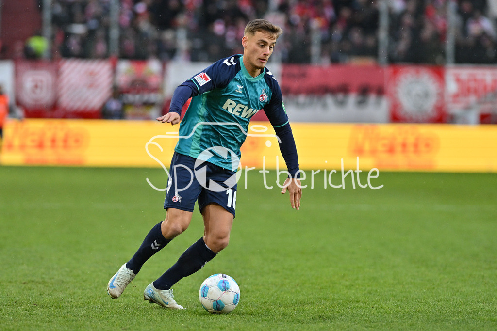 SSV Jahn Regensburg - 1. FC Köln | am BAll Marvin Ayhan OBUZ (1. FC Koeln 16) / Freisteller / Einzelfoto / 2. Bundesliga: SSV Jahn Regensburg - 1. FC Koen, Jahnstadion am 08.12.2024