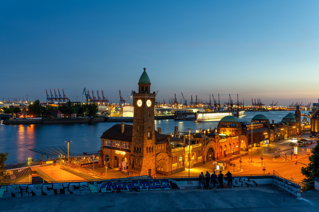hamburg abend an den landungsbruecken bild auf leinwand acrylglas | Kaufen Sie Hamburg Bilder und Hamburg Fotos auf Leinwand, Acrylglas, Alu-Dibond, oder als Poster in Hamburgs großer Onlinegalerie. Elbphilharmonie Bilder, Hamburger Hafen, Speicherstadt, Alster und viel mehr.
