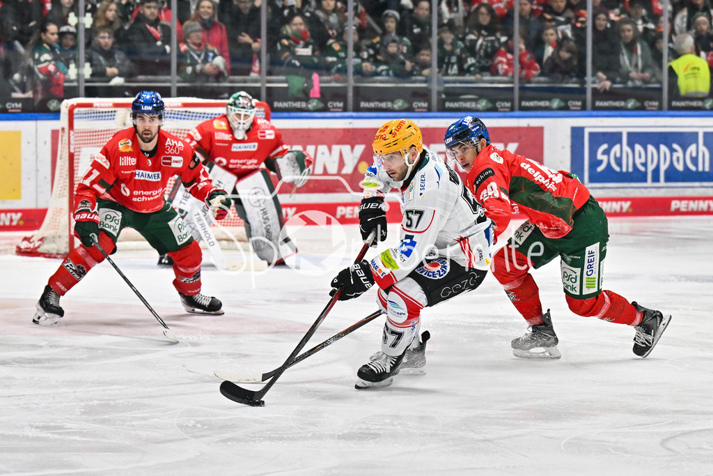 Augsburger Panther - Fischtown Bremerhaven | AUGSBURG, GERMANY - 25. JANUARY: im Duell Alxex FRIESEN (Fischtown Pinguins 57) und Fabrizio PILU (Augsburger Panther 68) während dem Match zwischen den Augsburger Panthern und den Fischtown Pinguins am 43. Spieltag der Penny DEL im Curt Frenzel Stadion