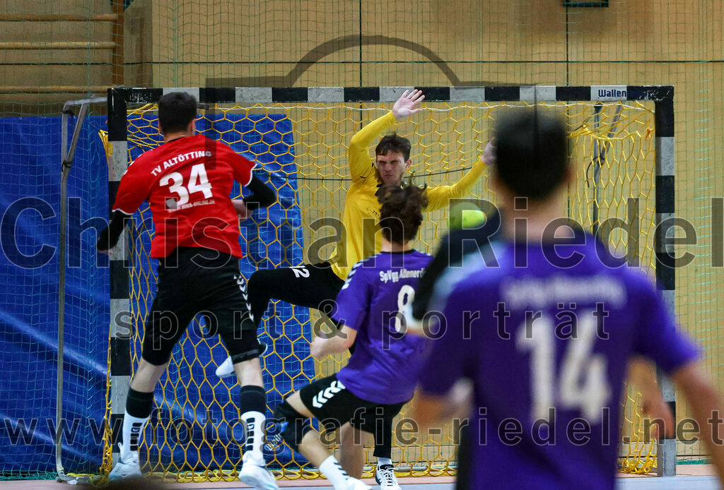 2022-11-12_082_SpVgg_Altenerding_III_gegen_TV_Altoetting_II | Erding, Deutschland, 12.11.2022:
Handball, Bezirksklasse Männer 2022 / 2023, 4. Spieltag, SpVgg Altenerding III gegen TV Altötting II, Endergebnis: 32:25

Johannes Resch (TV Altötting, #34), Manuel Fußer (SpVgg Altenerding, #12), Tim Saalborn (SpVgg Altenerding, #8)

Foto: Christian Riedel / fotografie-riedel.net