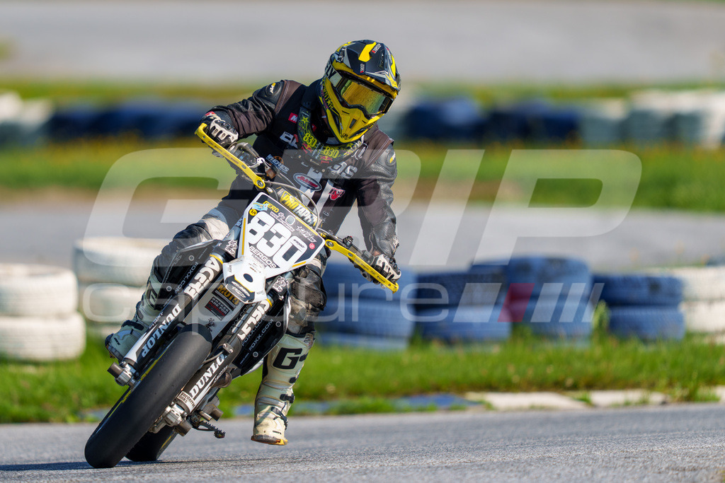 SuperMoto_Staatsmeisterschaft_Greinbach_174 | GRIPcapture steht für authentische Sportfotografie in Österreich – für Momente, die mehr sind als Geschwindigkeit oder Ergebnis. Es geht um Emotion, Spannung, Fokus und den Augenblick, der oft nur einen Wimpernschlag dauert.Ob Motorsport, Teamsport oder 