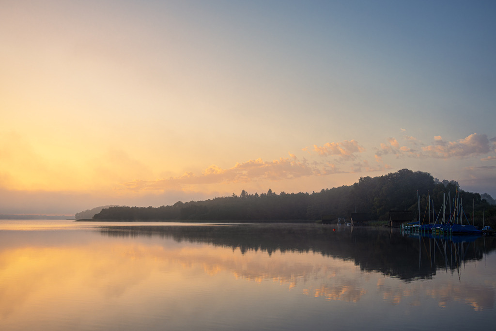 Sonnenaufgang in Seedorf am Schaalsee mit Wolken und Spiegelung | Sonnenaufgang in Seedorf am Schaalsee mit Wolken und Spiegelung.