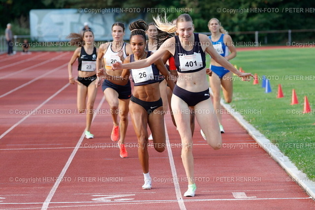 Leichtathletik Sportfest | 23.07.2025 Pfungstädter Abendsportfest im TSV Stadion 800m Lauf weiblich v. li. Platz 3 Lara Tortell (20 Athletics Team Karben) Platz 2 Natalie Füllgraf (26 Cologne Athletics) Siegerin Sophia Volkmer in 2:04:76 min (401 TV Wetzlar) (Foto: Peter Henrich) - Realisiert mit Pictrs.com