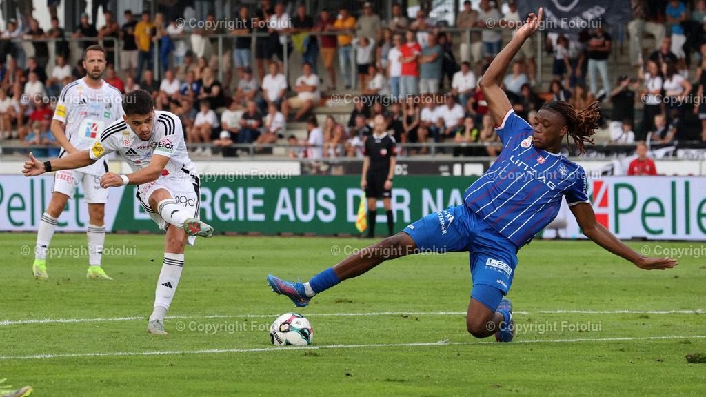 A_LUI_170825_04 | SPORT,FUSSBALL,ADMIRAL BUNDESLIGA RZ PELLETS WAC-BLAU WEISS LINZ 17.08.2025 IM BILD: DEJAN ZUKIC (WAC) UND ELIAS BAKATUKANDA  (BLAUWEISSLINZ) FOTO:FOTOLUI/MW