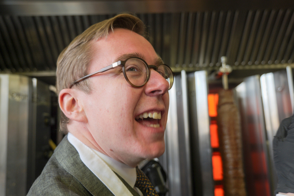 CDU | Bietigheim Bissingen - Döner+Selfie-Aktion in Bietigheim. Tobias Vogt und Philip Amthor von der CDU stehen beim Dönerladen Deniz Kebap vor hunderten Schülern - Realisiert mit Pictrs.com