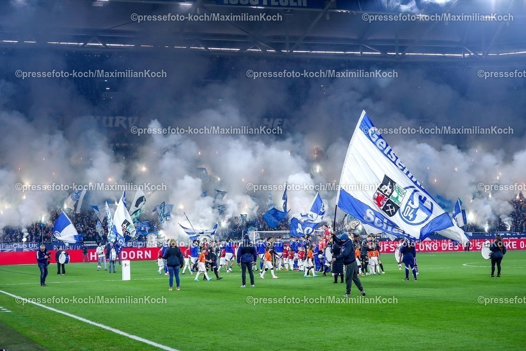 S0401022501014 | 01.02.2025, Fußball, FC Schalke 04 - 1. FC Magdeburg, 2.. Fußball Bundesliga, 20. Spieltag, Veltins-Arena Gelsenkirchen, Saison 2024 2025: Stadt der 1000 feuer Choreografie der Schalkefans vor dem Spiel. Die Fans zünden pyrotechnikDFB regulations prohibit any use of photographs as image sequences and or quasi-video.