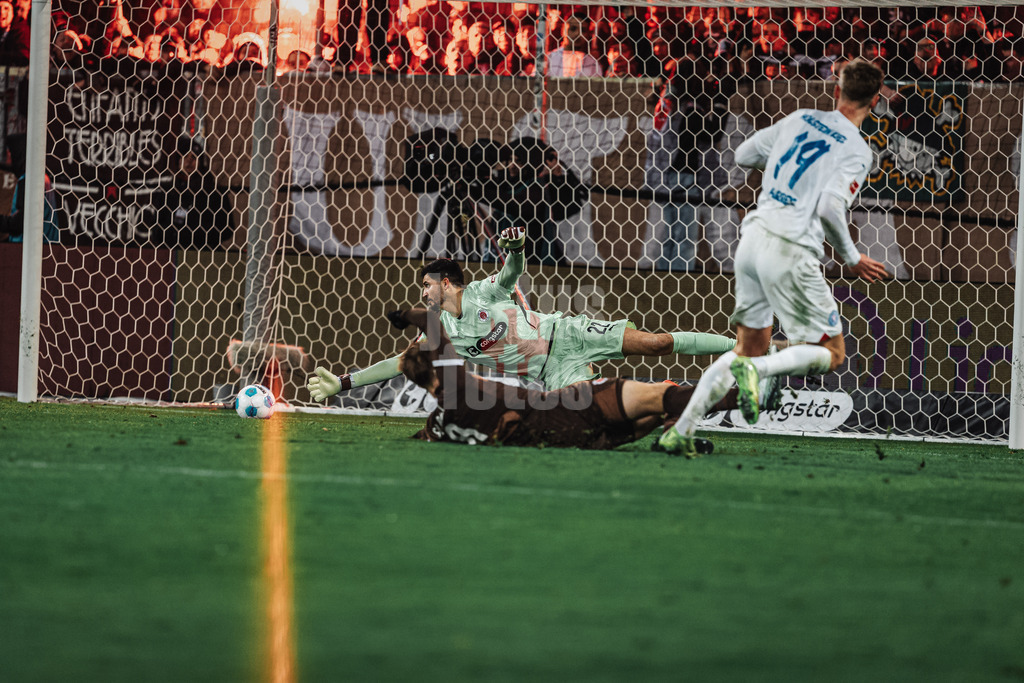Fußball | Männer | Saison 2024/2025  | Fußball-Bundesliga | 12. Spieltag | FC St. Pauli vs. Holstein Kiel | 29.11.2024 | Phil Harres (#19, Holstein Kiel) schießt das Tor zum 3:1 Anschluss