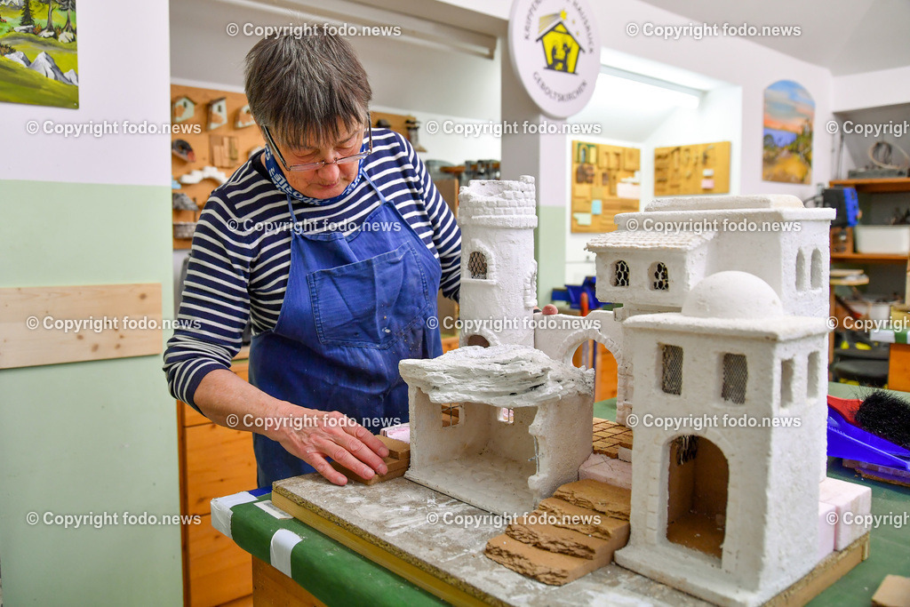 Krippenbauschule Geboltskirchen_ 15.11.2022-9 | 15.11.2022, Geboltskirchen, AUT, Krippenbauschule, im Bild Gerti Bichl baut eine orientalische Krippe