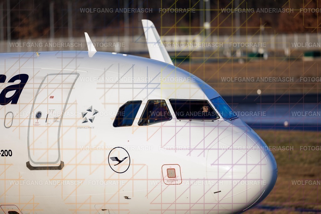 2026102-104442_EDDF_NW_TAXI_R3C_0112 | Im Cockpit des Flughafen Frankfurt am Main tragen Piloten und Pilotinnen täglich enorme Verantwortung. Konzentration, Erfahrung und Vertrauen im Team prägen diese besonderen Momente. Jeder Blick auf Instrumente, jede Entscheidung steht für Sicherheit, Präzision und Professionalität – eine stille Wertschätzung für Menschen, die Fliegen möglich machen. - Realisiert mit Pictrs.com