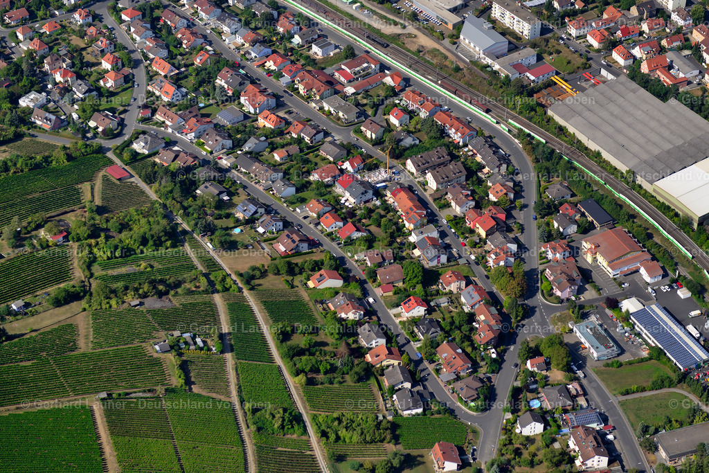 3650693 | HEIDINGSFELD 13.09.2016 Ortsansicht der Straßen und Häuser der Wohngebiete in Heidingsfeld im Bundesland Bayern, Deutschland // Town View of the streets and houses of the residential areas in Heidingsfeld in the state Bavaria, Germany Foto: Gerhard Launer