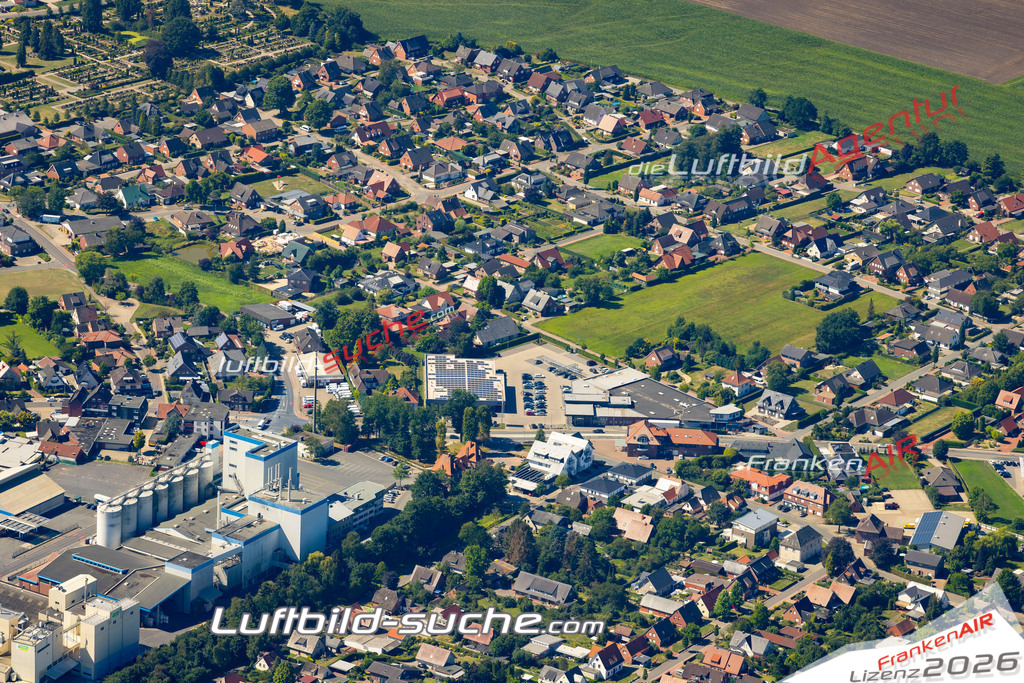 Aktuelles Luftbild von  Dinklage - Die Luftaufnahme wurde 2022 mittels UL-Flugzeug erstellt ( keine Drohne ) - hochauflösende Kamera-Systeme von  Canon -Beste Qualität - Für grossformatige Ausdrucke geeignet. Die Geschenkidee !