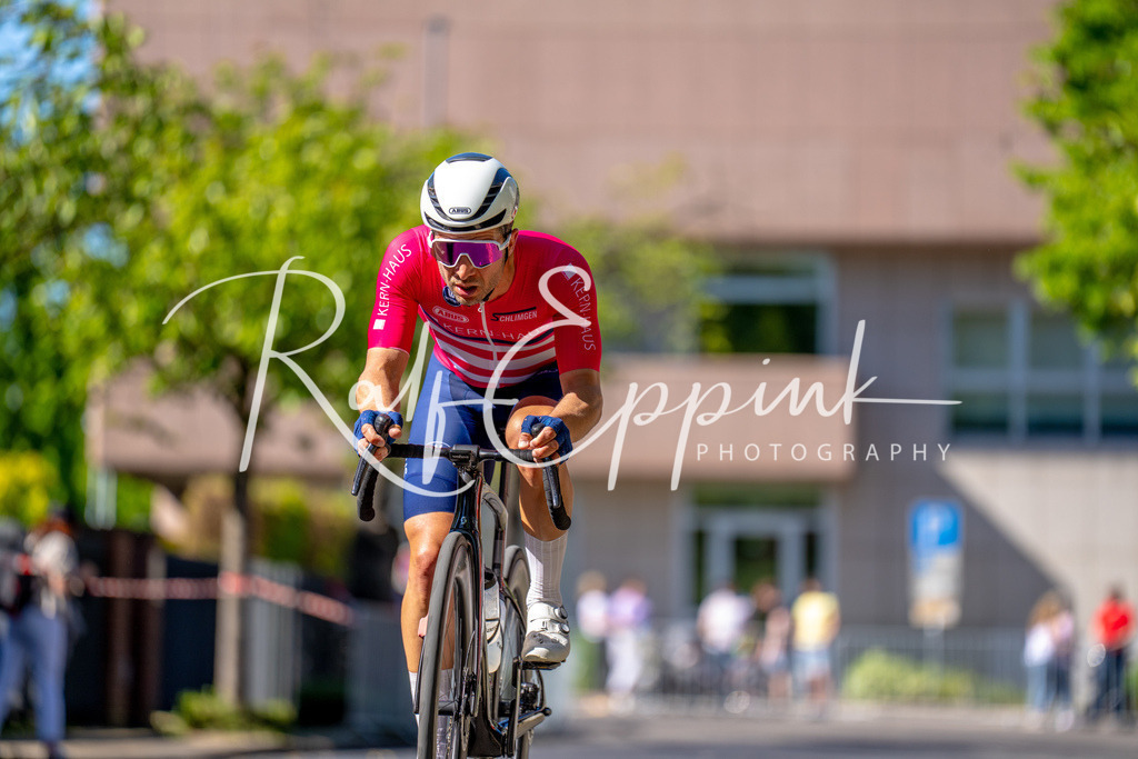 Spurt in den Mai 2026 - Großer Preis der Sparkasse Neuss | Annual one-day road cycling race "Großer Preis der Sparkasse Neuss" held in Büttgen, Germany, organized by VfR Büttgen 1912 e.V. The event features multiple races across all age categories from U11 youth to Elite men. - Realisiert mit Pictrs.com