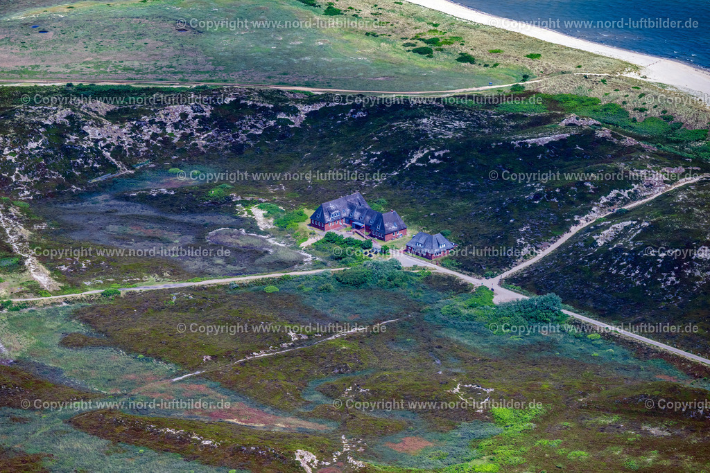 Sylt_Hörnum_Heidelandschaft_Jugendgästehaus_Möwennest_ELS_4152130625 | HöRNUM (SYLT) 13.06.2025 Gebäude Jugendgästehaus" Mövennest " an der Straße Osterende, Odde-Hof in Hörnum (Sylt) Insel Sylt im Bundesland Schleswig-Holstein, Deutschland. Weiterführende Informationen bei: Jugendgästehaus Möwennest. // Building the hostel " Moevennest " on street Osterende, Odde-Hof in Hoernum (Sylt) island Sylt in the state Schleswig-Holstein, Germany. Further information at: Jugendgaestehaus Moewennest. Foto: Martin Elsen