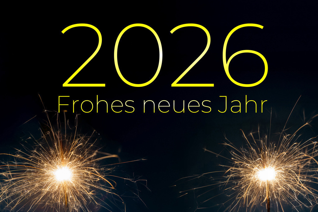 Silvestergrüße 2026: Grußkarte mit Wunderkerzen vor dunkelblauem Hintergrund und Schriftzug FROHES NEUES JAHR 2026 | Silvestergrüße 2026: Grußkarte mit Wunderkerzen vor dunkelblauem Hintergrund und Schriftzug FROHES NEUES JAHR 2026 - Realisiert mit Pictrs.com