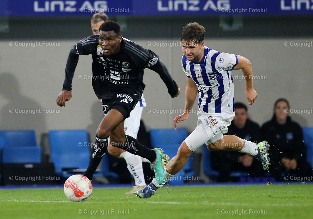 A_LUI_191024_02 | SPORT,FUSSBALL,ADMIRAL BUNDESLIGA BLAU WEISS LINZ-RZ PELLETS WAC 19.10.2024 IM BILD :SIMON SEIDL (BL.WEISSLINZ) UND CHIBUIKE NWAIWU (WAC) FOTOLUI/MW
