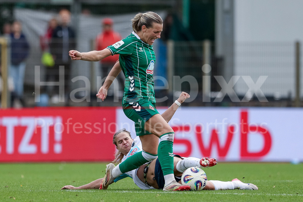 Fussball, Google Pixel Frauen-Bundesliga, SV Werder Bremen - TSG 1899 Hoffenheim | v.li.: Dominika Grabowska (TSG 1899 Hoffenheim, 16) und Medina Desic (SV Werder Bremen, 9) im Zweikampf, Duell, Dynamik, Aktion, Action, Spielszene, DIE DFB-RICHTLINIEN UNTERSAGEN JEGLICHE NUTZUNG VON FOTOS ALS SEQUENZBILDER UND/ODER VIDEOÄHNLICHE FOTOSTRECKEN. DFB REGULATIONS PROHIBIT ANY USE OF PHOTOGRAPHS AS IMAGE SEQUENCES AND/OR QUASI-VIDEO.