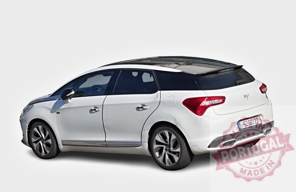 Modern white car parked with dark tinted rear windows | White Citroën DS5 is parked with dark tinted rear windows - Realisiert mit Pictrs.com