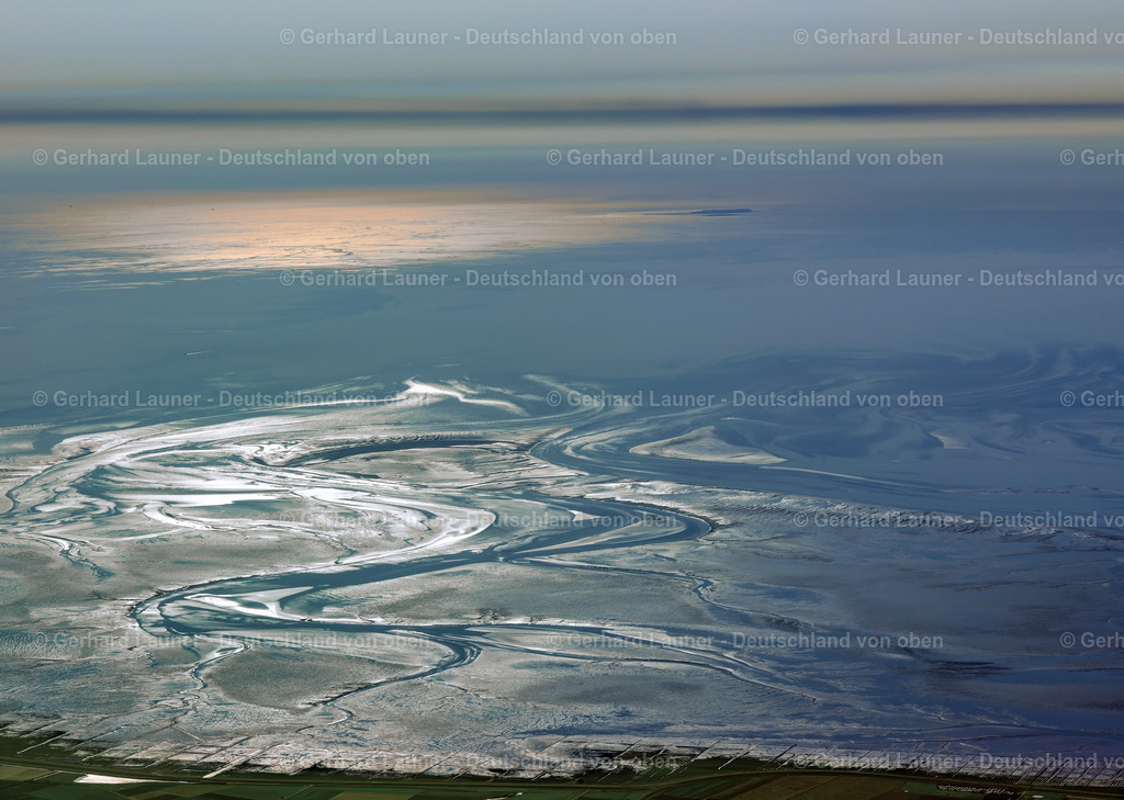 23P0575 | Blick über den Nationalpark Schleswig-Holsteinisches Wattenmeer am Eidersperrwerk in Richtung Helgoland