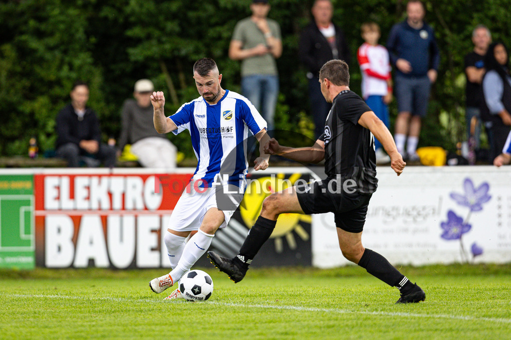 SV Polling gegen SV Planegg-Krailing | Fußball Herren Bezirksliga Oberbayern Süd 2025/26 1. Spieltag, SV Polling gegen SV Planegg-Krailing, 20250727,Valentino GAVRIC (SV Planegg-Krailing 9) im Angriff, Markus KASPER (SV Polling 18) verteidigt, 2025-07-27 in Polling (Sportplatz Polling), Valentino GAVRIC (SV Planegg-Krailing 9), Markus KASPER (SV Polling 18), Copyright: WolfgangxLindner www.foto-lindner.de