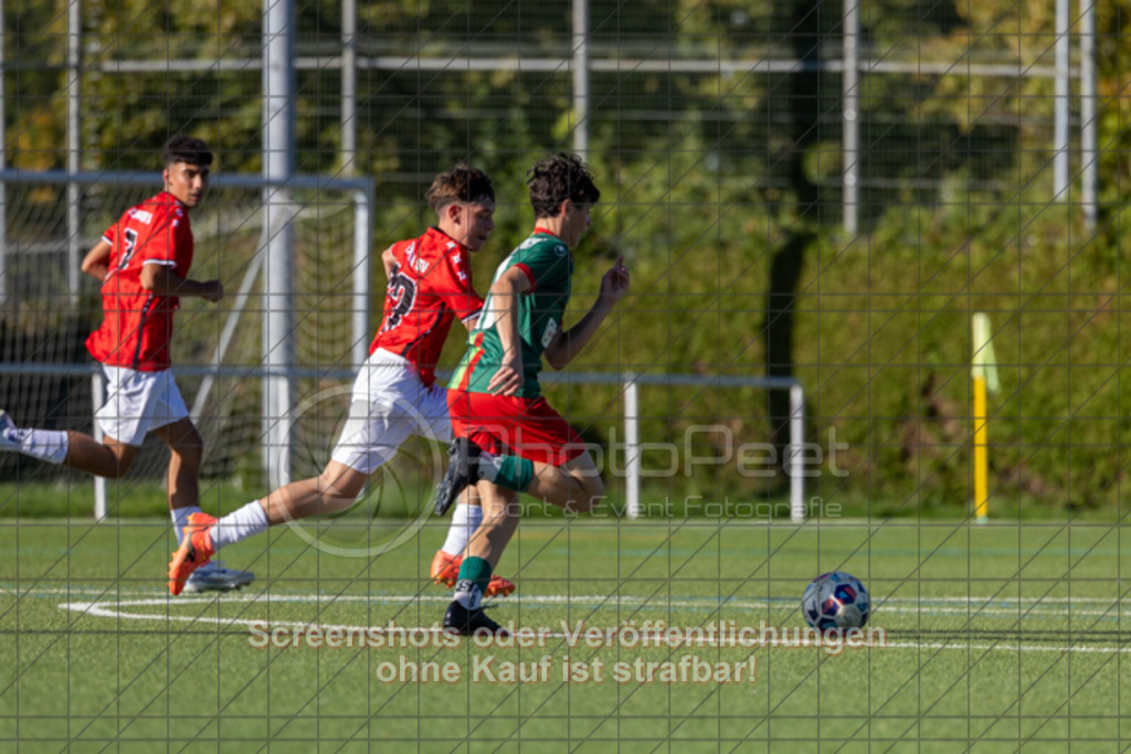 20250920_165011_0603 | #,1.Göppinger SV (rot) vs. FC Esslingen II (grün), Fussball, C-Junioren Leistungsstaffel Mitte - wfv 2025/2026, Kunstrasenplatz Nord, Hohenstaufenstr. 116, 73033 Göppingen, 20.09.2025 - 15:30 Uhr,Foto: PhotoPeet-Sportfotografie/Peter Harich