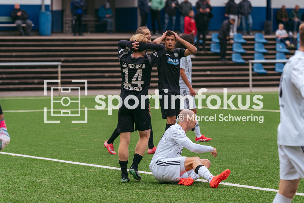 SSV Germania Wuppertal – Cronenberger SC | Luis Rosenecker (14, Cronenberger SC) vergibt eine Chance. Bezirksliga Niederrhein, Gruppe 2: SSV Germania Wuppertal gegen Cronenberger SC, Wuppertal, 11.10.2026. Endstand: 1:4. sportimfokus / Marcel Schwering - Realisiert mit Pictrs.com