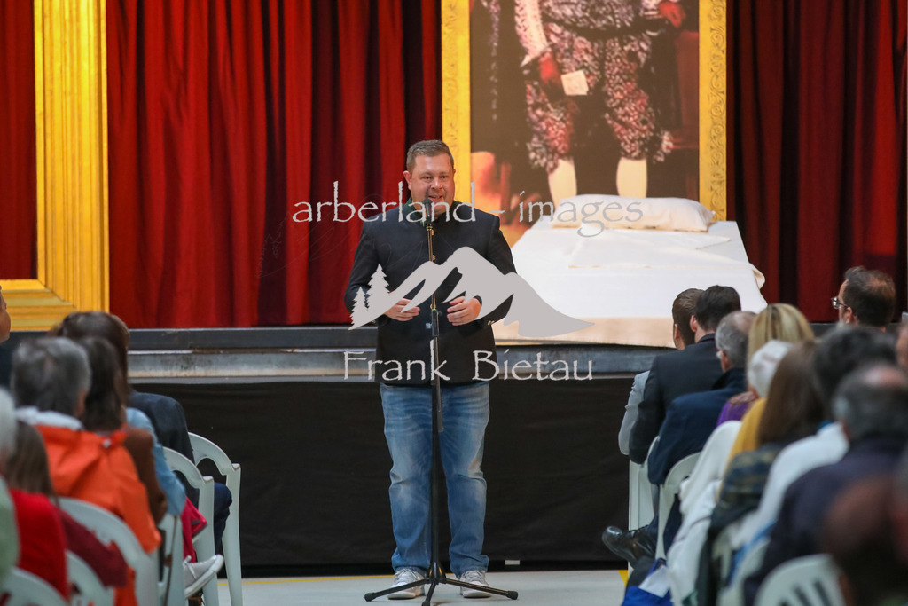 OE7A9085 | Szenen der Abendvorstellung - Der eingebildete Kranke, Bild. Michael Adam Bürgermeister Bodenmais, Begrüßung