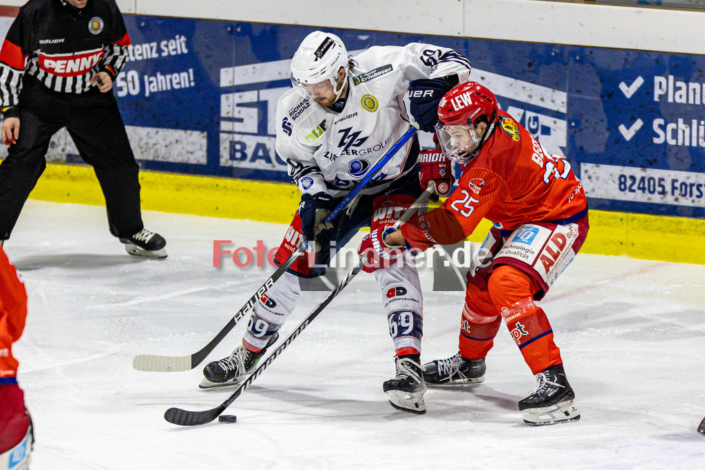 EC Peiting vs Blue Devils Weiden | Eishockey Oberliga Süd 2023/2024, EC Peiting vs Blue Devils Weiden, 20240126,
Kampf um den Puck Robert HECHTL (BDW 69) und Tobias BECK (ECP 25),
2024-01-26 in Peiting (Eisstadion)
69 Robert HECHTL (BDW 69), 25 Tobias BECK (ECP 25)
Copyright: WolfgangxLindner
