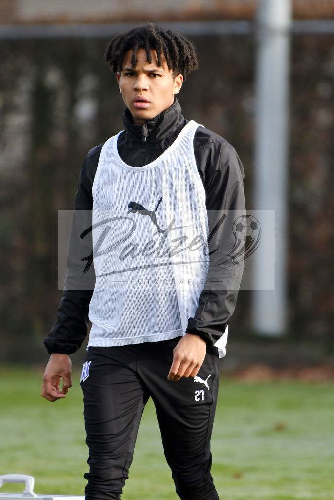 20200126_TRAOSN_0042 | Fußball, Herren: Felix Agu (VfL Osnabrück) schaut beim Training des VfL Osnabrück am 26.01.2020 im Sportpark Illoshöhe in Osnabrück, Deutschland.(Foto von Nico Paetzel) - Realisiert mit Pictrs.com