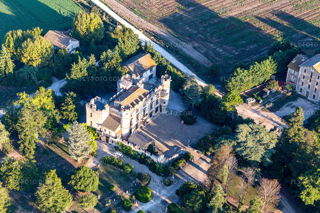 Aerial view: Clamasix Domaine Breuil in Graveson in the state Bouches du Rhone, France.Photo: IMG_129589.jpg taken on 09/23/2021 by Werner Riehm/FLY-FOTO.comResolution of the original: 5315 x 3543 px