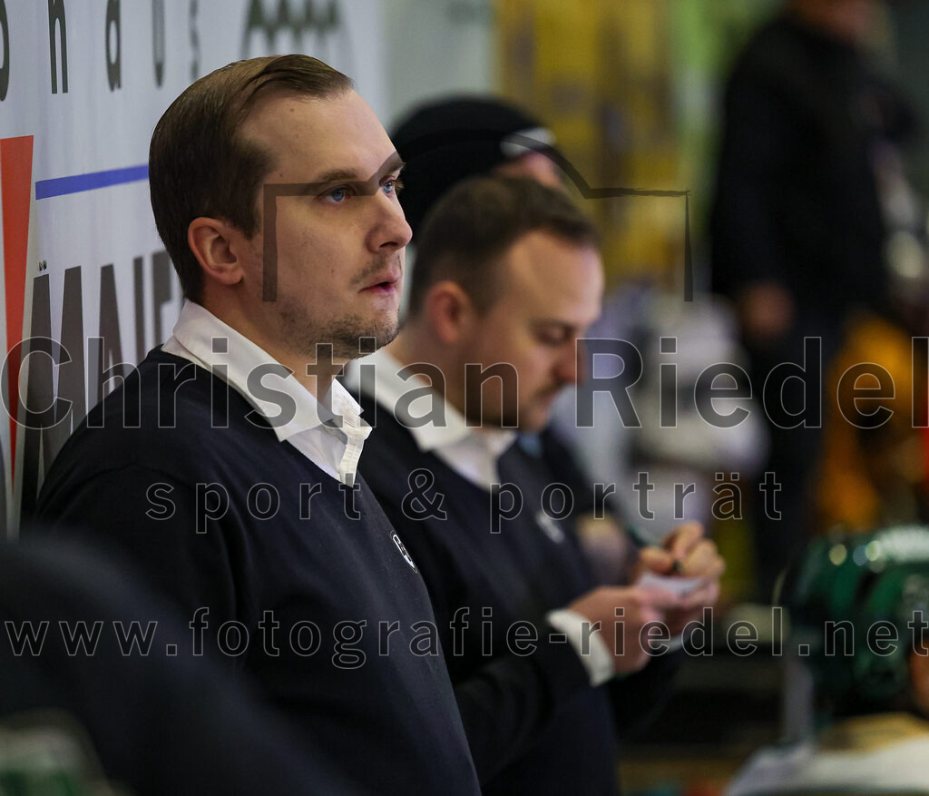 2025-11-02_090_TSV_Erding_gegen_EV_Fuessen | Erding, Deutschland, 02.11.2025:Eishockey, Oberliga Süd 2025 / 2026, 15. Spieltag, TSV Erding gegen EV Füssen, Endergebnis: 2:6Teamchef Dominik Quinlan (Erding Gladiators)Foto: Christian Riedel / fotografie-riedel.net