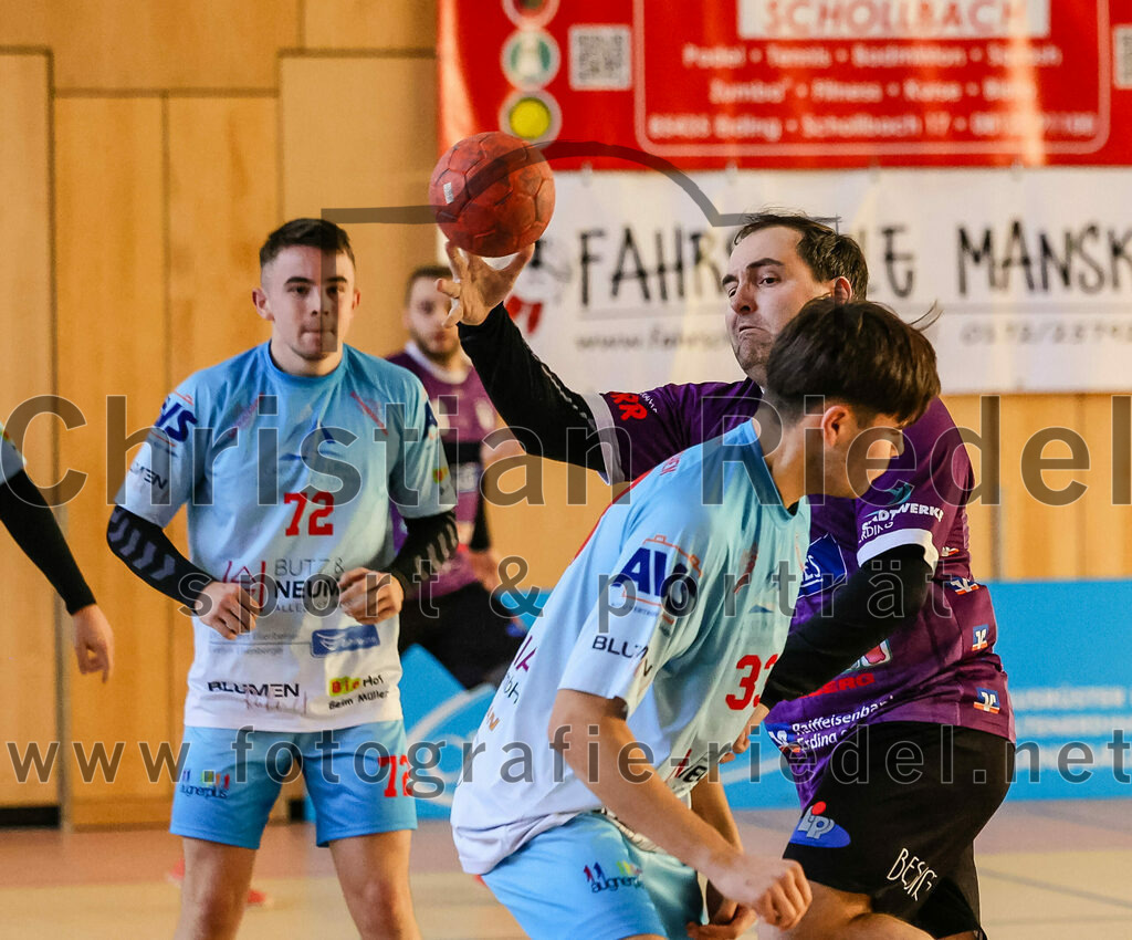 2024-01-28_044_SpVgg_Altenerding_II_gegen_HSG_Schwab-kirchen | Erding, Deutschland, 28.01.2024:
Handball, Bezirksklasse Männer Staffel Süd West 2023 / 2024, 9. Spieltag, SpVgg Altenerding gegen HSG Schwab/kirchen, Endergebnis: 30:24

Luca Gasteiger (HSG Schwab/kirchen, #33), Simon Klawe (SpVgg Altenerding, #20)

Foto: Christian Riedel / fotografie-riedel.net