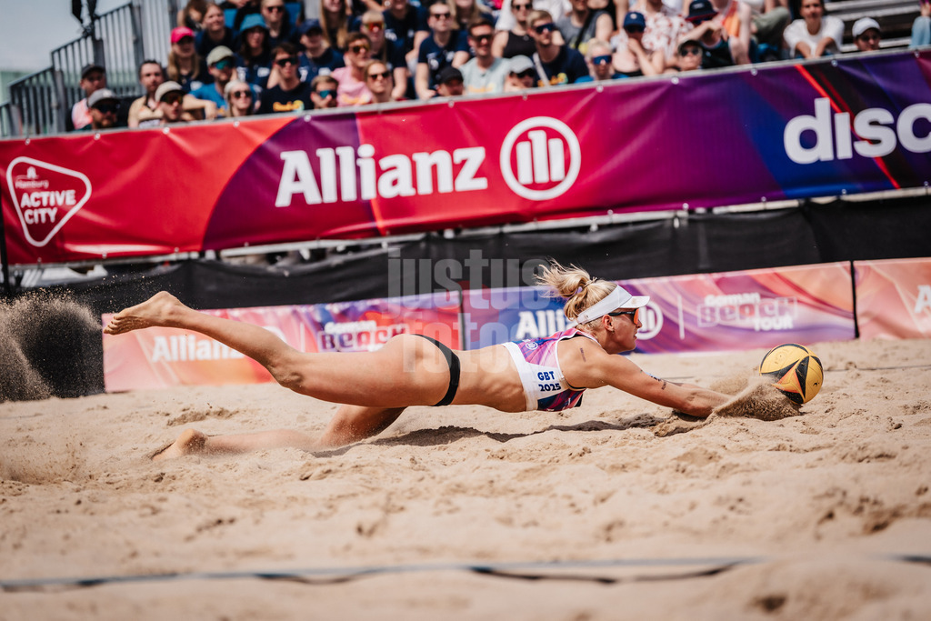 Beachvolleyball | Männer | Allianz German Beach Tour 2025 | Tourstop Hamburg | 31.05.2025 | Linda Bock springt zum Ball