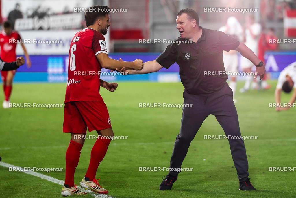 SV Wehen Wiesbaden - Rot-Weiss Essen | Wiesbaden, Deutschland, 22.08.2025Ahmet Arslan  (Rot-Weiss Essen) und Uwe Koschinat (Rot-Weiss Essen) klatschen ab während des drittliga Spiels zwischen SV Wehen Wiesbaden und Rot-Weiss Essen am 22.08.2025 in der BRITA-Arena in Wiesbaden. (Foto von Timo Bluhmki-Schmidt/Brauer Fotoagentur