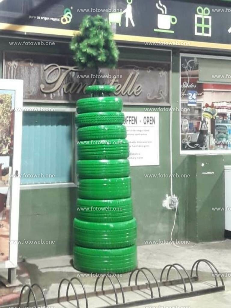 Idee | Am Anfang war die Idee, einen Weihnachtsbaum aus Material, der Jahrzehnte halten könnte, und somit auch das Waldsterben verhindern könnte.   - Realisiert mit Pictrs.com