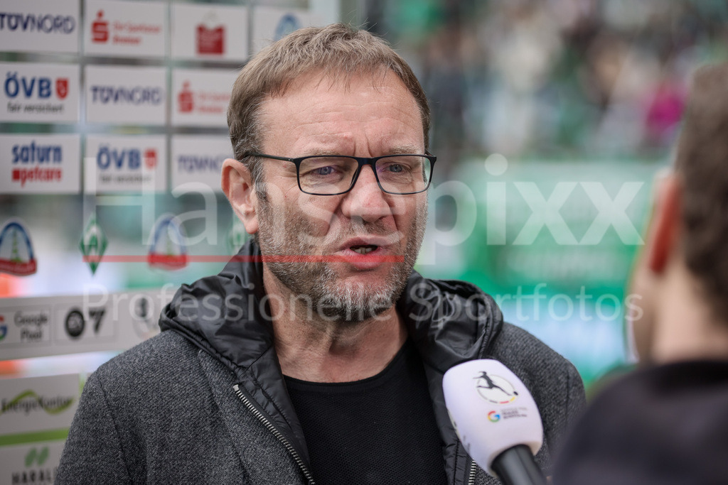 Fussball, Google Pixel Frauen-Bundesliga, SV Werder Bremen - Bayer 04 Leverkusen | v.li.: Thomas Horsch (Trainer, Cheftrainer, SV Werder Bremen) beim Interview, TV, Fernsehen, Mikrofon, Portrait, Nahaufnahme, Einzelfoto, Einzelbild, DIE DFB-RICHTLINIEN UNTERSAGEN JEGLICHE NUTZUNG VON FOTOS ALS SEQUENZBILDER UND/ODER VIDEOÄHNLICHE FOTOSTRECKEN. DFB REGULATIONS PROHIBIT ANY USE OF PHOTOGRAPHS AS IMAGE SEQUENCES AND/OR QUASI-VIDEO.