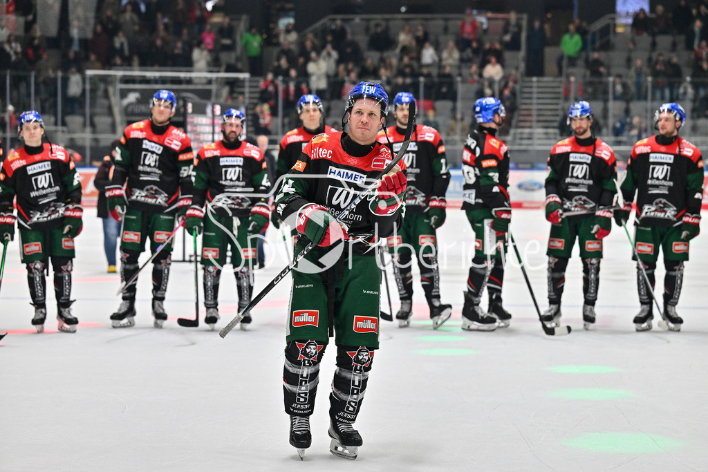 Augsburger Panther - Nürnberg Ice Tigers | die Spieler der Panther feiern zusammen mit ihren Fans den Heimsieg gegen Nuernberg / DEL: Augsburger Panther - Nuernberg Ice Tigers, Curt Frenzel Stadion am 03.01.2025 / T. J. TREVELYAN (Augsburger Panther #24)