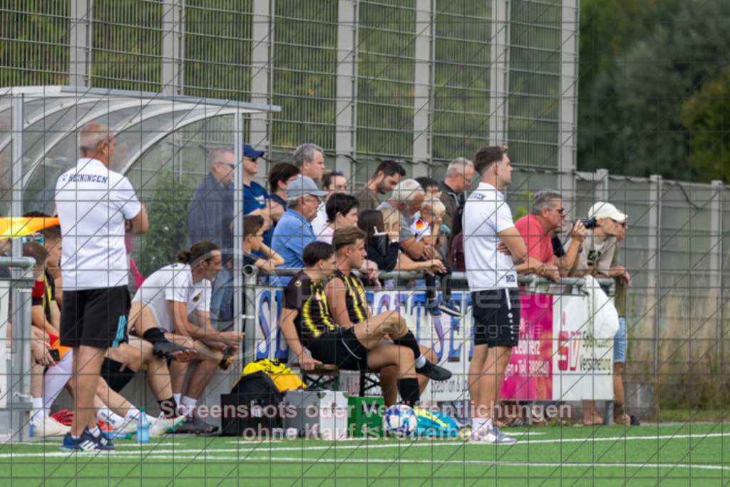 20250824_130754_0252 | #,1.FC Heiningen II (gelb) vs. 1.Göppinger SV III (weiß), Fußball, Kreisliga B7 - Bezirk Neckar/Fils, 01. Spieltag, Saison 2025/2026, Kunstrasenplatz Sportzentrum Heiningen, Krautgarten 1, 73092 Heiningen, 24.08.2025 - 13:00 Uhr,Foto: PhotoPeet-Sportfotografie/Peter Harich