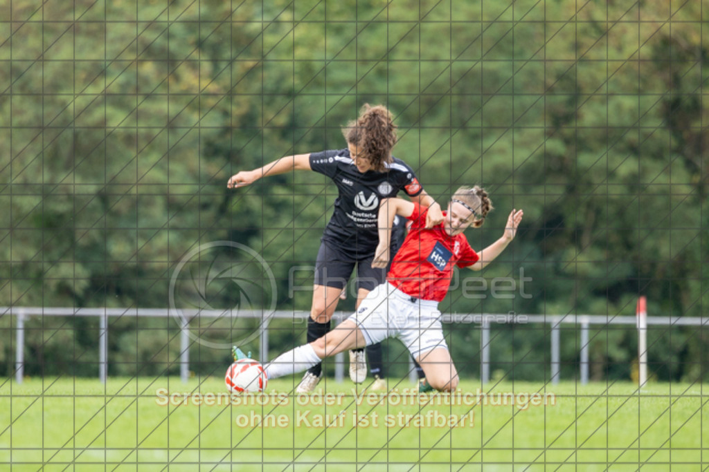 20250928_142533_0504 | #,1.FC Donzdorf (schwarz) vs. TV Derendingen (rot), Fussball, Frauen-Verbandsliga Württemberg, 03. Spieltag, Saison 2025/2026, Rasenplatz Lautertal Stadion, Süßener Straße 16, 73072 Donzdorf, 28.09.2025 - 13:00 Uhr,Foto: PhotoPeet-Sportfotografie/Peter Harich