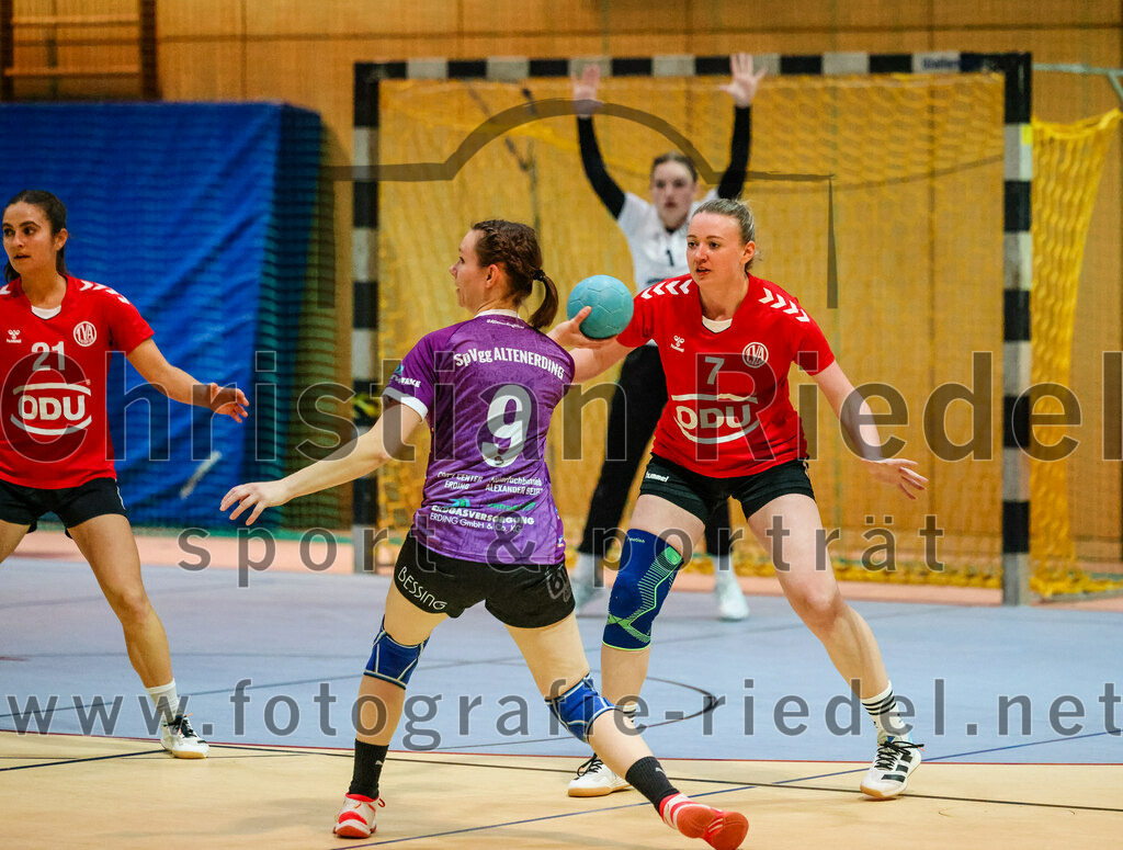 2023-11-04_031_SpVgg_Altenerding_gegen_TV_Altoetting | Erding, Deutschland, 04.11.2023:
Handball, Bezirksoberliga Frauen Altbayern 2023 / 2024, 6. Spieltag, SpVgg Altenerding gegen TV Altötting, Endergebnis: 28:26

Eva Taubeneder (TV Altötting, #21), Julia Kranich (SpVgg Altenerding, #9), Ines Hager (TV Altötting, #7)

Foto: Christian Riedel / fotografie-riedel.net