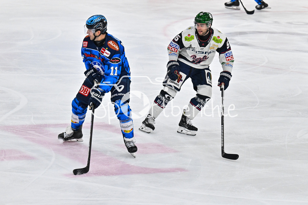 ERC Ingolstadt - Eisbären Berlin | INGOLSTADT, GERMANY - 18. DECEMBER: im Duell Kenny AGOSTINO (ERC Ingolstadt 11) und Michell REINKE (Eisbären Berlin 5) während dem Match zwischen dem ERC Ingolstadt und den Eisbären Berlin am 29. Spieltag der Penny DEL in der Saturn Arena