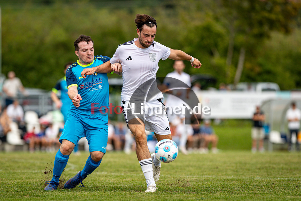 SG Hungerbach I gegen TSV Feldafing | Fußball Herren Kreisklasse Gruppe 3 BFV Kreis Zugspitze, SG Hungerbach I gegen TSV Feldafing, 20250816,Zweikampf, 2025-08-16 in Oberhausen (Sportplatz Oberhausen), Daniel HÖHLE (Hungerbach 9), Florian FENTZLOFF (Feldafing 7), Copyright: WolfgangxLindner www.foto-lindner.de