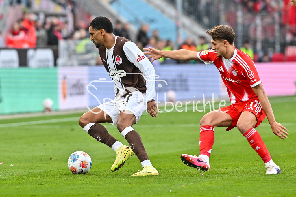 FC St. Pauli - FC Bayern München | ST. PAULI, DEUTSCHLAND - 11. APRIL: im Duell Andreas HOUNTONDJI (FC St. Pauli 27) und TOM BISCHOF (FC Bayern Munich 20) während dem Bundesligamatch zwischen dem FC St. Pauli und dem FC Bayern München am 29. Spieltag im Millerntor Stadion / DFL REGULATIONS PROHIBIT ANY USE OF PHOTOGRAPHS AS IMAGE SEQUENCES AND/OR QUASI-VIDEO