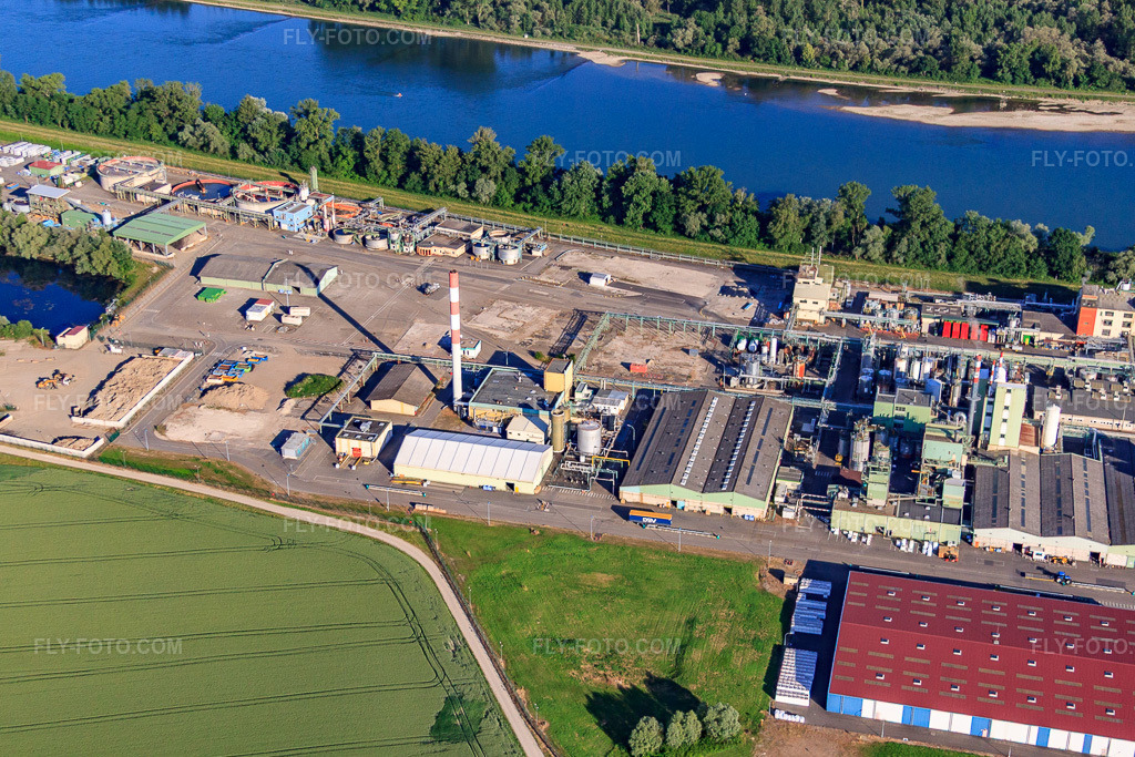 Aerial view: Industry on the Rhine in Lauterbourg in the state Bas-Rhin, France. – Photo: IMG_66562.jpg taken on 06/05/2014 by Werner Riehm/FLY-FOTO.com – Resolution of the original: 4342 x 2895 px
