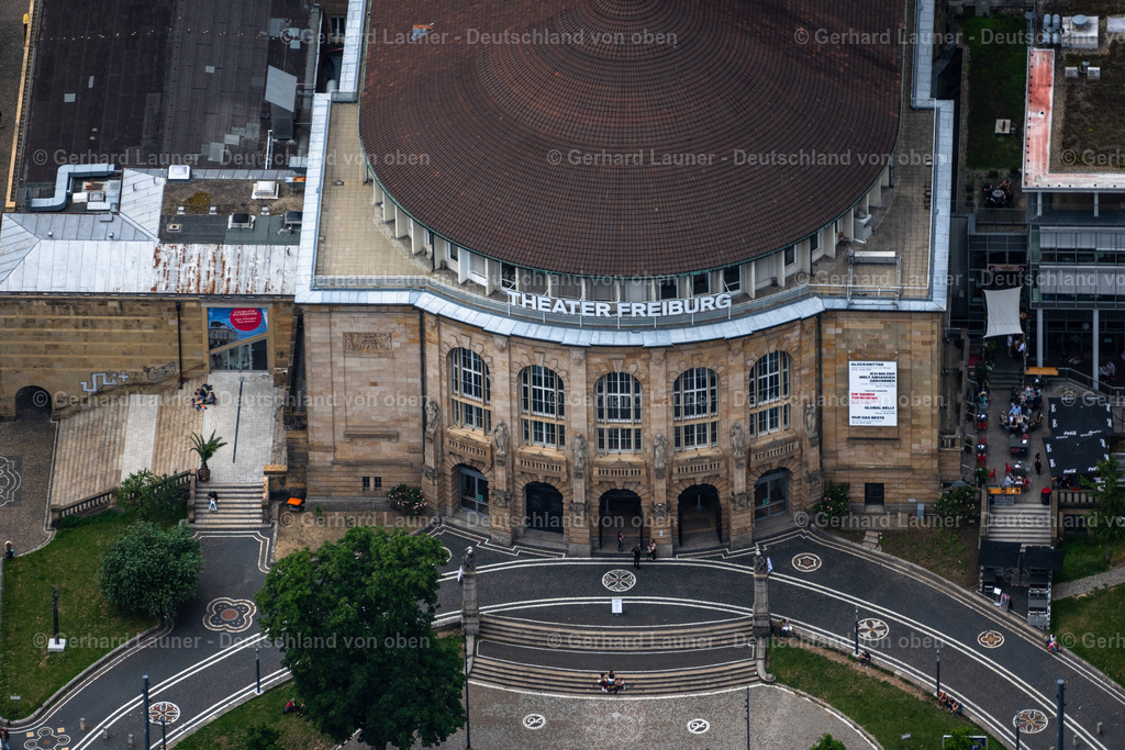 4032879 | Das Theater Freiburg ist das älteste und größte Theater in der Stadt Freiburg im Breisgau. Es befindet sich am Rande der Freiburger Altstadt an der Ecke Bertoldstraße und Platz der Alten Synagoge. Das Gebäude vereint vier Spielstätten unter einem Dach: das Große Haus, das Kleine Haus, die Kammerbühne und den Werkraum