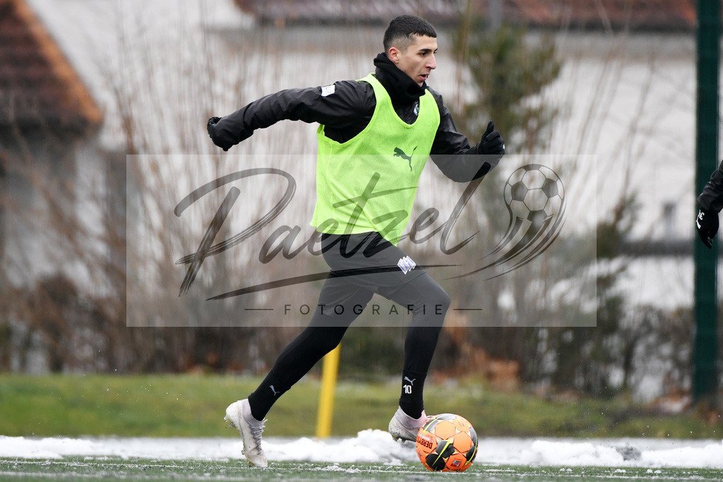 20200226_TRAOSN_0048 | Fussball, Herren: Anas Ouahim (VfL Osnabrueck) in Aktion, am Ball, Einzelaktion waehrend der Trainingseinheit des VfL Osnabrueck im Sportpark Illoshoehe am 26.02.2020 in Osnabrueck, Deutschland. - Realisiert mit Pictrs.com