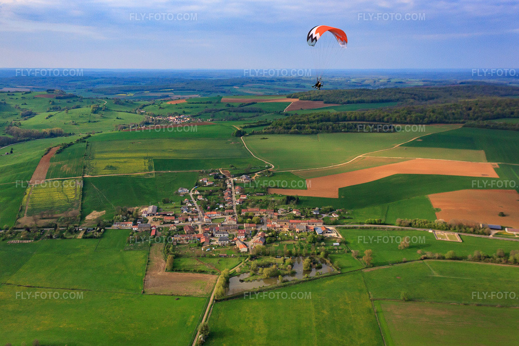 Aerial view: View of the town from the southwest in Verneuil-Grand in the state Meuse, France.Photo: IMG_39768.jpg taken on 04/16/2011 by Werner Riehm/FLY-FOTO.comResolution of the original: 4337 x 2891 px