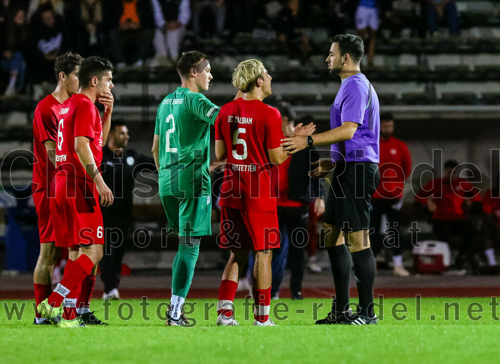 2023-09-01_094_SC_Baldham-Vaterstetten_gegen_TSV_1877_Ebersberg | Vaterstetten, Deutschland, 01.09.2023:
Fußball, Kreisliga 2023 / 2024, 3. Spieltag, SC Baldham-Vaterstetten gegen TSV 1877 Ebersberg, Ergebnis: 1:2

Jonas Häußler (TSV 1877 Ebersberg, #2), Daniel Winzer (SC Baldham-Vaterstetten, #5), Schiedsrichter Vincent Hauff

Foto: Christian Riedel / fotografie-riedel.net