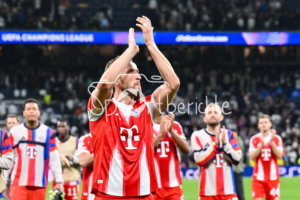 Real Madrid - FC Bayern München | MADRID, SPAIN - 07. APRIL: players form Bayern celebrating the win in Madrid with the fans after the UEFA Champions League match between Real Madrid vs. FC Bayern Munich on Quarterfinal first leg at Estadio Santiago Bernabeu / Harry KANE (FC Bayern Munich 9)